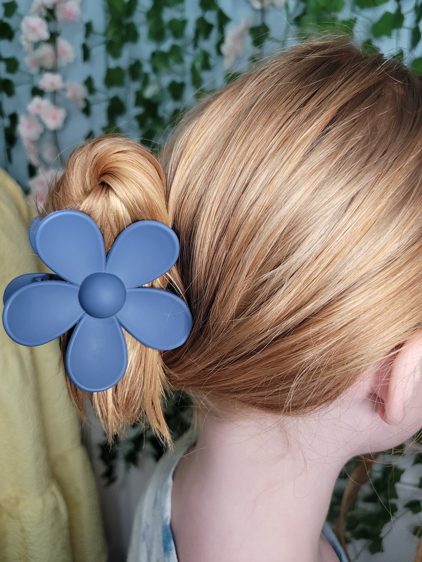 Daisy Matte Hair Claw