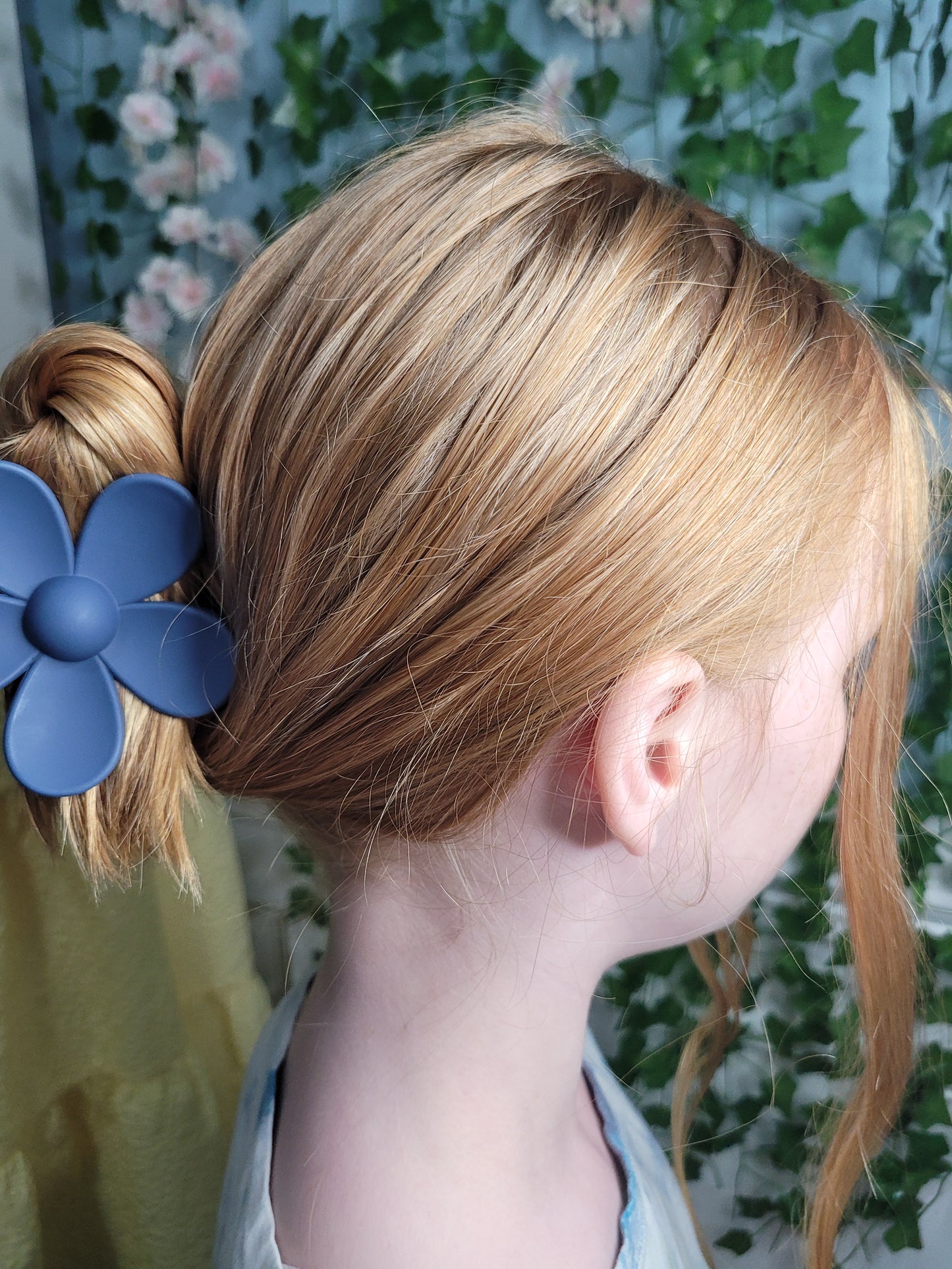 Daisy Matte Hair Claw