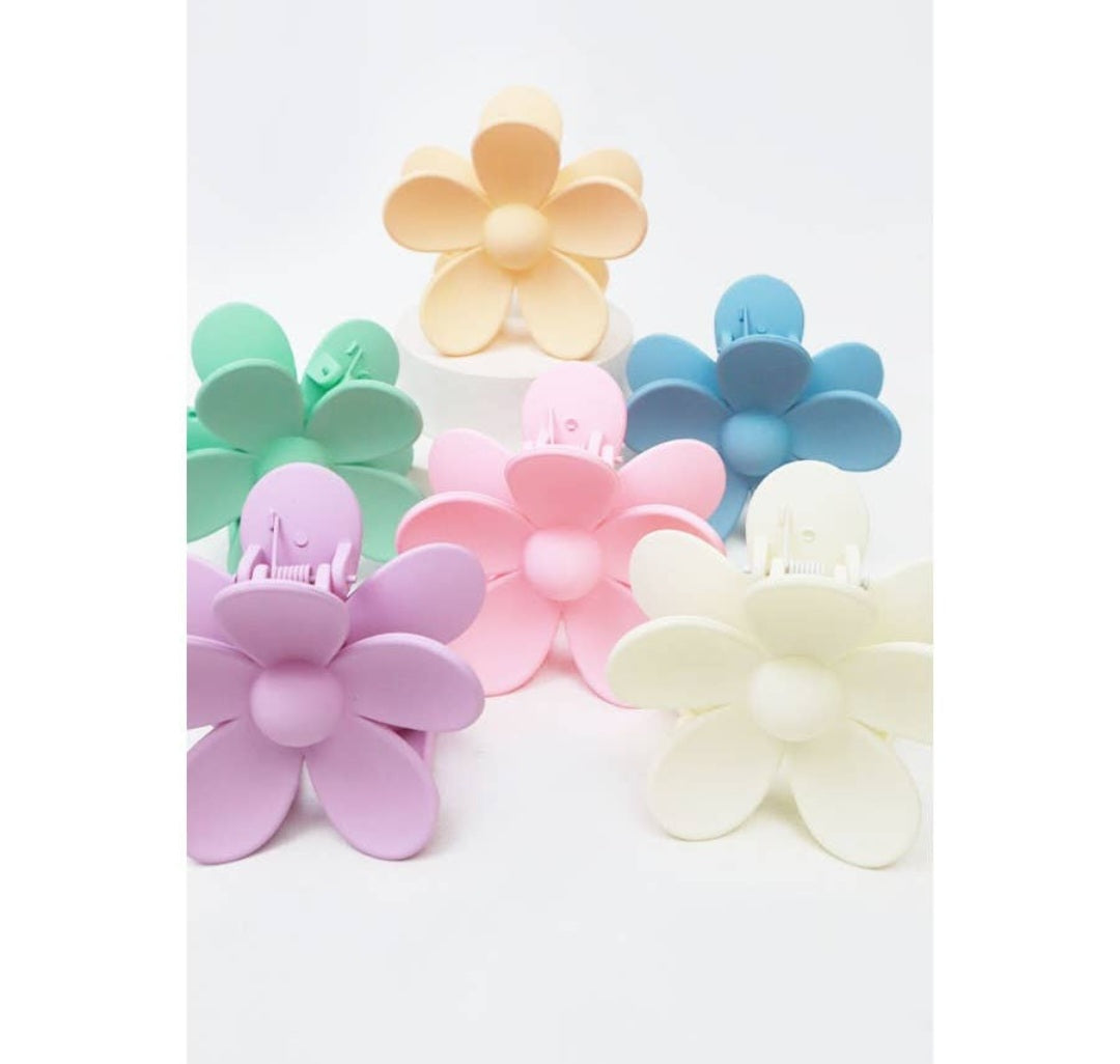 Daisy Matte Hair Claw