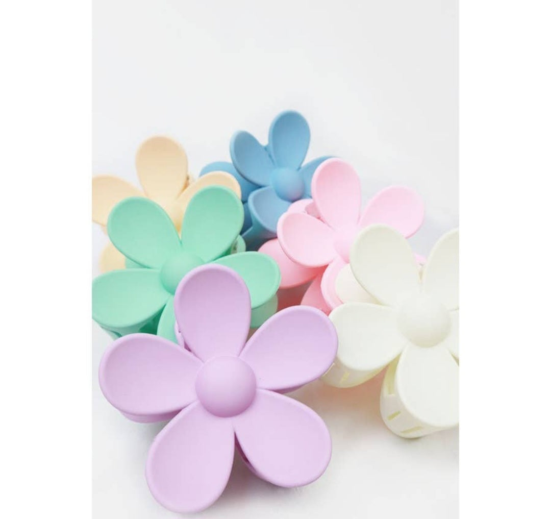Daisy Matte Hair Claw