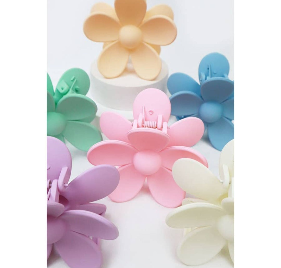 Daisy Matte Hair Claw