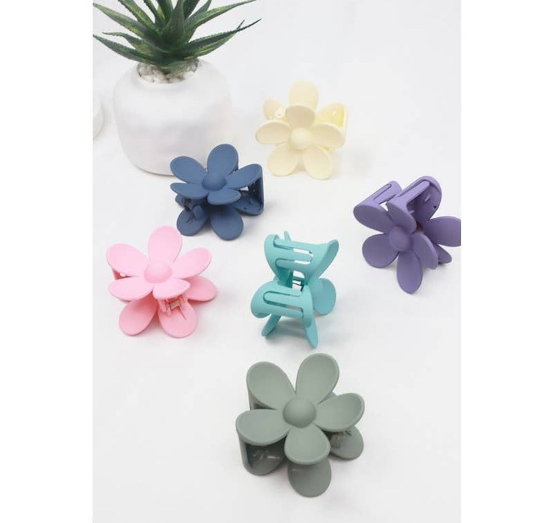 Daisy Matte Hair Claw